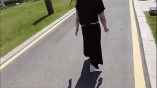 变态老公爱绿帽，竟然叫来两个兄弟轮流操老婆，兄弟说你把老婆给我们两个操，心情怎么样？绿帽男说就一个字