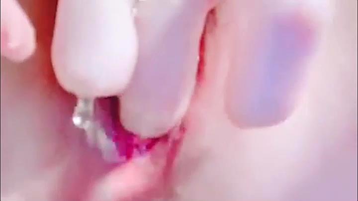 喊着爸爸插我的超淫荡美少女潮吹喷水！