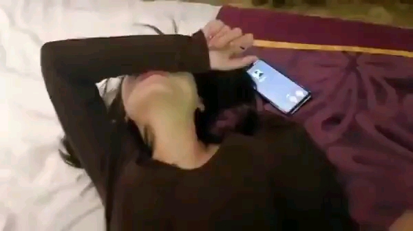 剃毛少妇在外偷情，边做爱边打电话和男同事聊天，多次没忍住呻吟，很刺激