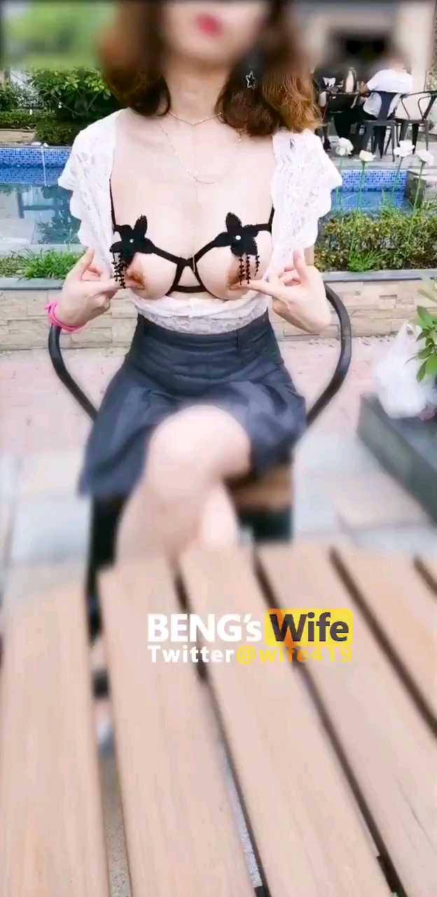 骚妻在酒店花扒开衣服露出奶子，附近桌还有人在聊天，有人走过来，不敢拍了