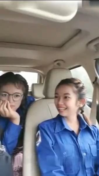 两个中缅混血00后妹纸开车户外车震