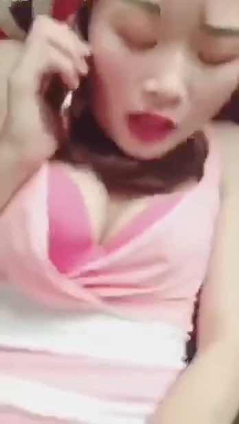 约邻居车震，老公突然来电话。