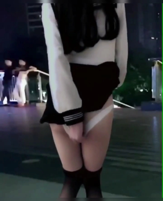 美女室外露出给路人发现
