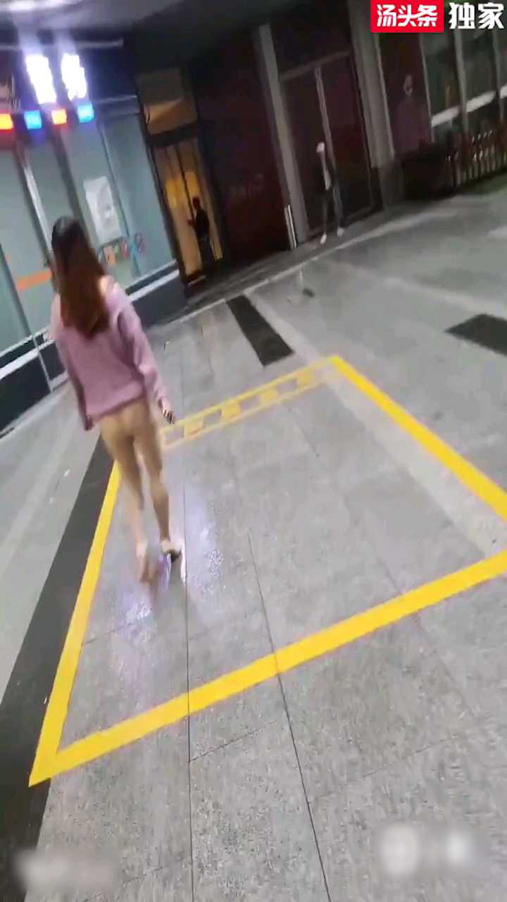 淫荡人妻商场美食街人前露出 无内肉丝勾引男人