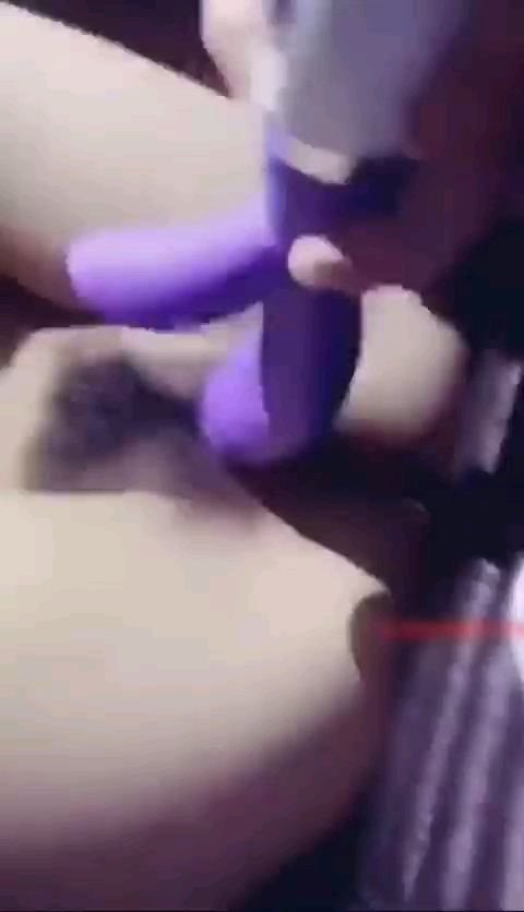 （中）有点清纯的美女，原来是个骚货。和老公车内直播大秀，道具插逼喷水