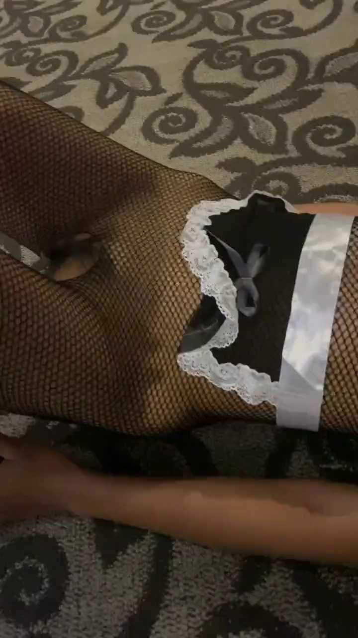 真是个没用的骚母狗，被主人轻轻打了一下就疼的直叫！