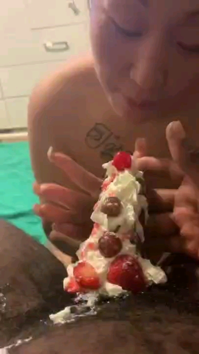 留学生的黑屌生日蛋糕，贱货吃的津津有味
