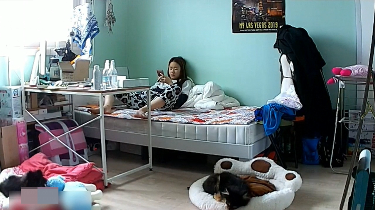 【家庭监控】美眉边玩手机边紫薇 一个电话立马换衣出门