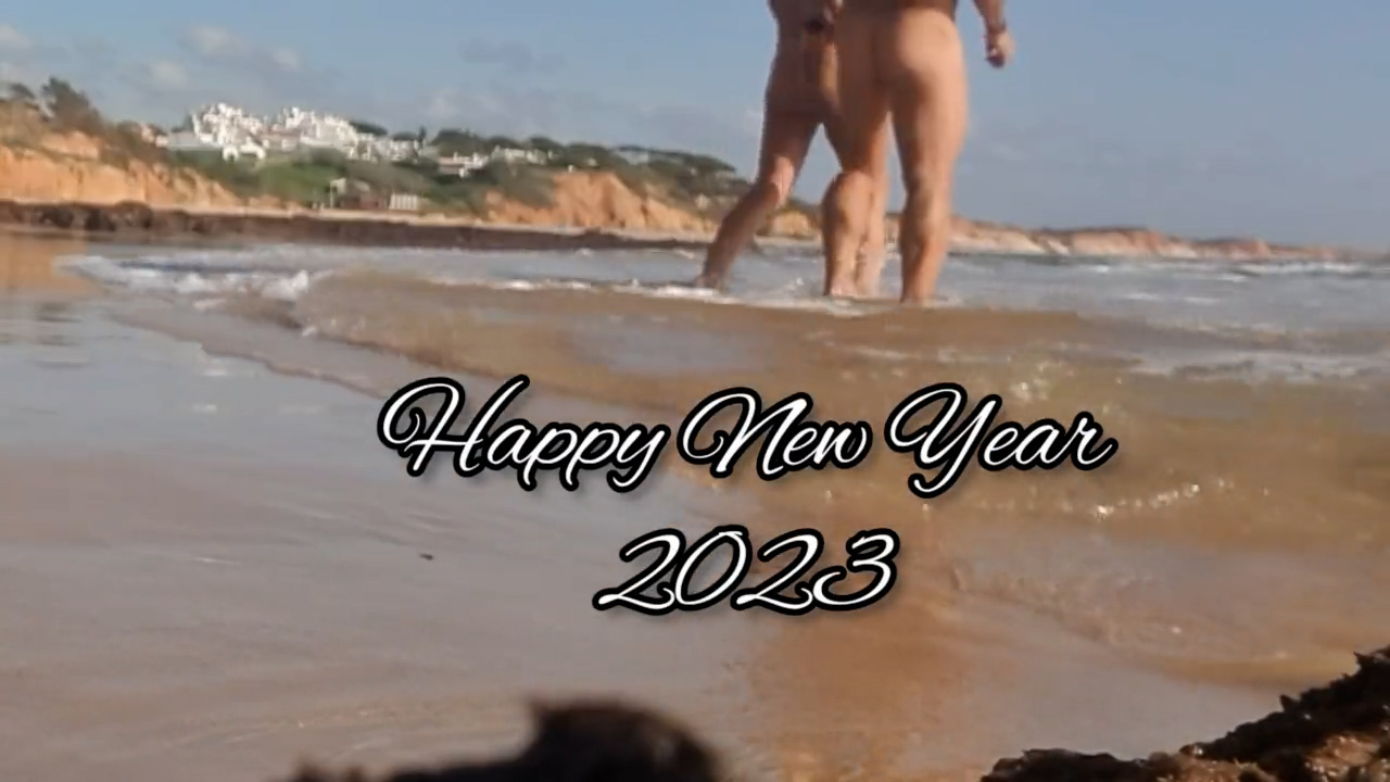 性感情侣在公共海滩上自慰庆祝新年快乐(下)