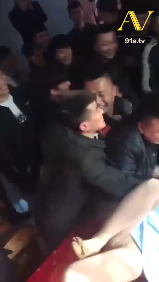 [网曝门事件] 结婚风俗大比拼：1V20拼胸拼手抓，伴娘当半娘不易，新娘洞房防闯入