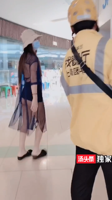 露出大神浅浅无惧外卖小哥露出，小哥有些羞涩不敢看