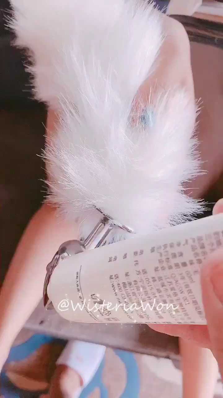单男亲手把肛塞插入了我老婆的屁眼！！