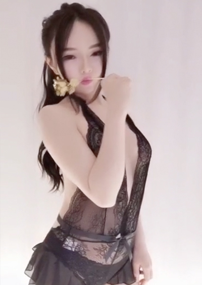 诱人黑色吊带一枝花