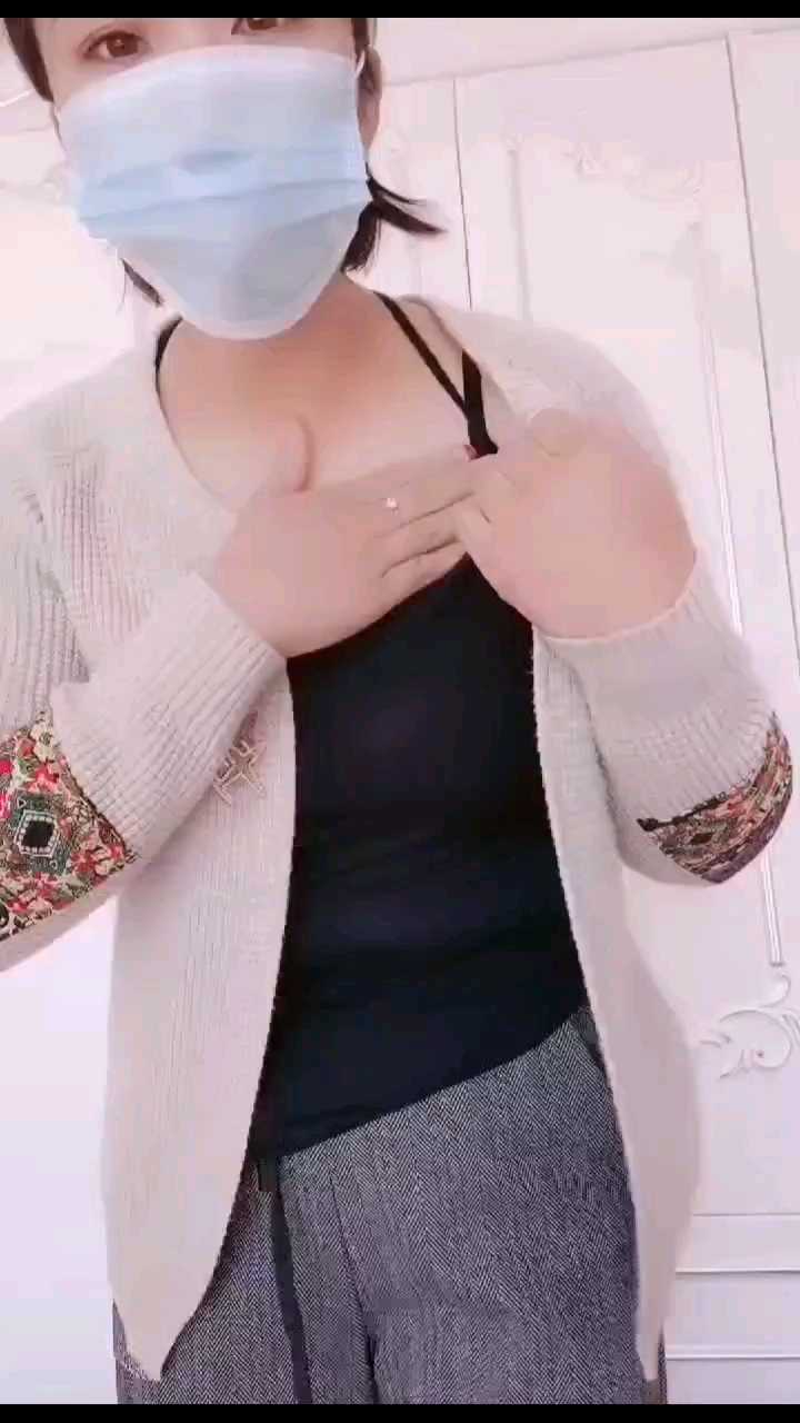 少妇第一次漏出自拍有点害羞