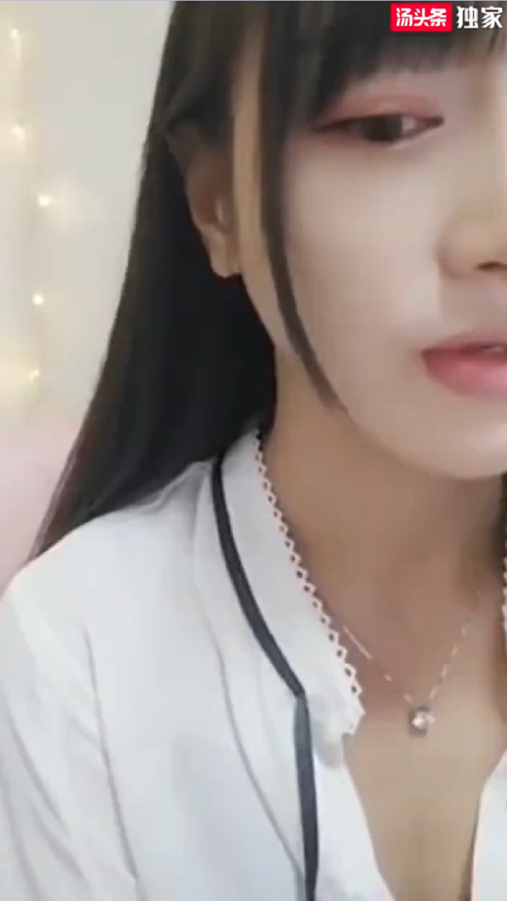 很多人在找的露半脸的女神，没想到是个穿蕾丝的骚货