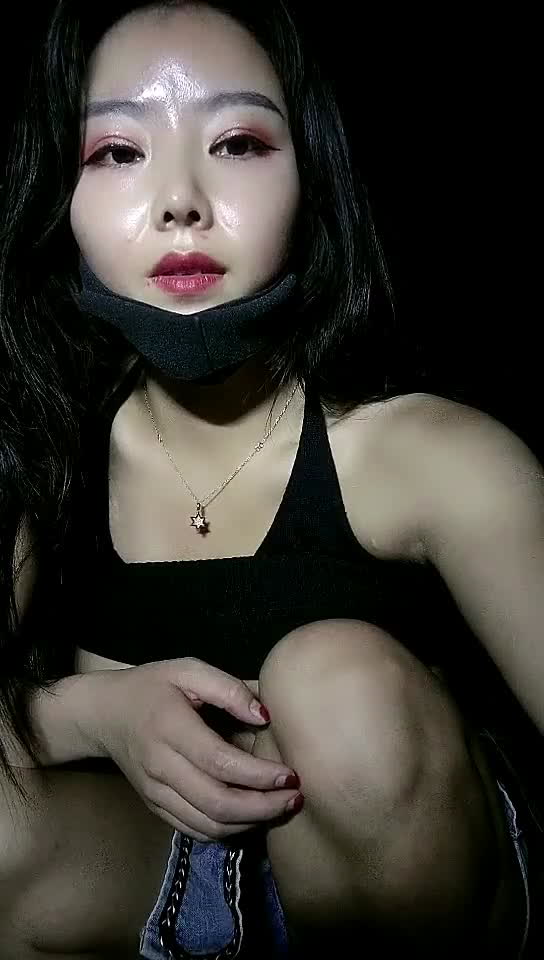 户外女神渣女来袭深夜跟大哥出来偷情啪啪，全程露脸口交大鸡巴身材很好，让大哥草了骚逼爆菊花