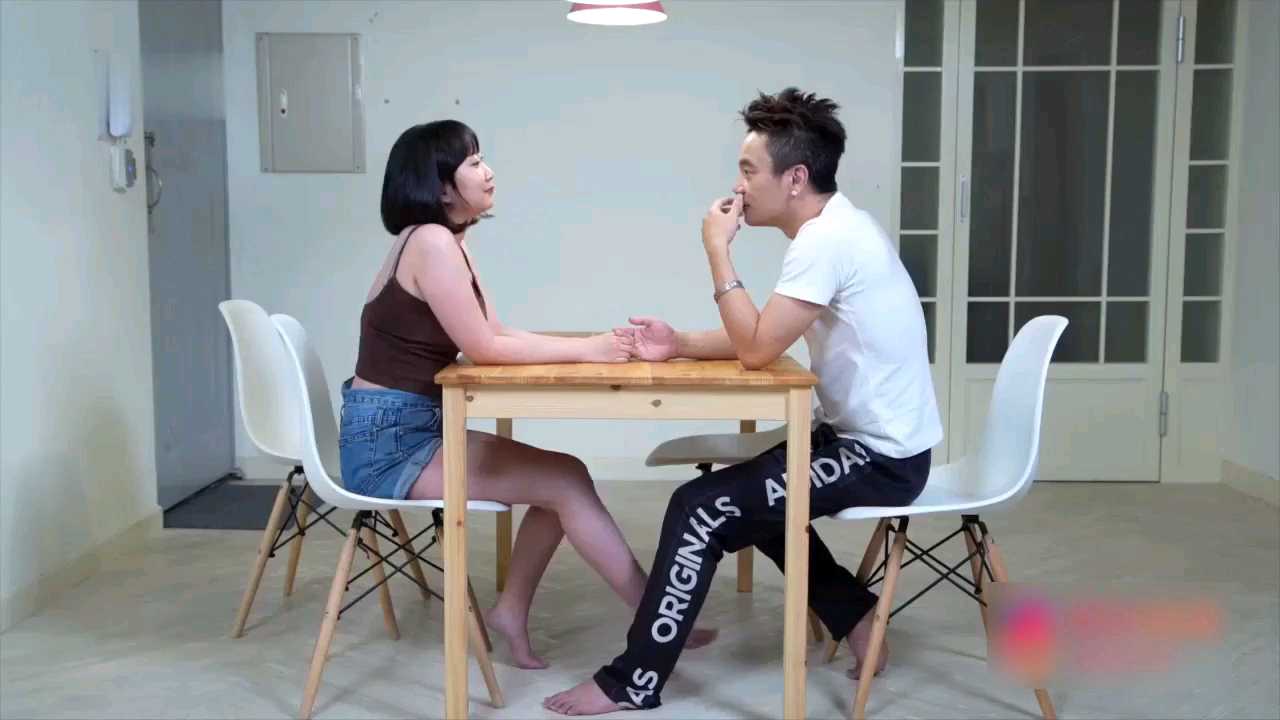 为了保住自己工作，老婆被别人操，自己只能偷偷看着。