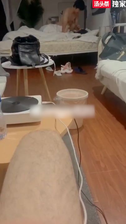 冬天外卖小哥冻坏了 让老婆用温暖小穴送温暖