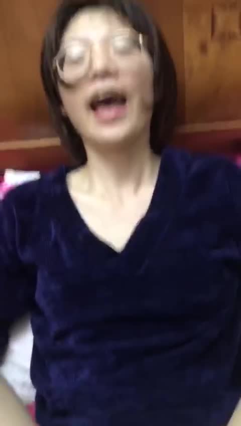戴着眼镜的学妹